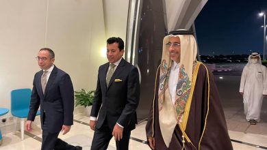 صورة وزير الشباب والرياضة يصل الدوحة لحضور افتتاح كأس العرب