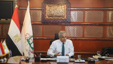 صورة وزير القوى العاملة يُسلم تعويضات لأسر من العمالة غير المنتظمة بأربع  محافظات