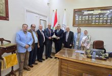صورة تبادل دروع بين “تجارة عين شمس” ونقابة التجاريين بالقاهرة دعمًا للتعاون المشترك