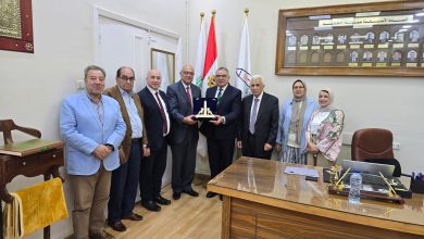 صورة تبادل دروع بين “تجارة عين شمس” ونقابة التجاريين بالقاهرة دعمًا للتعاون المشترك