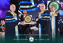 صورة درع تكريم نقابة تجاريين القاهرة يتسلمه الدكتور حافظ